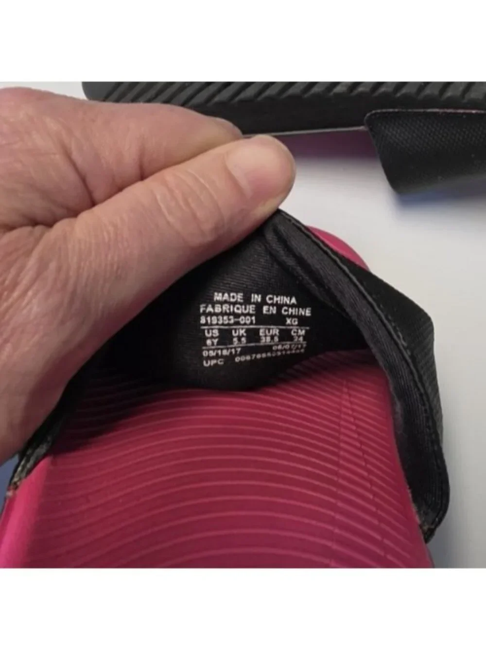 Kids Youth Nike Kawa Slides Size 6Y Black & Pink